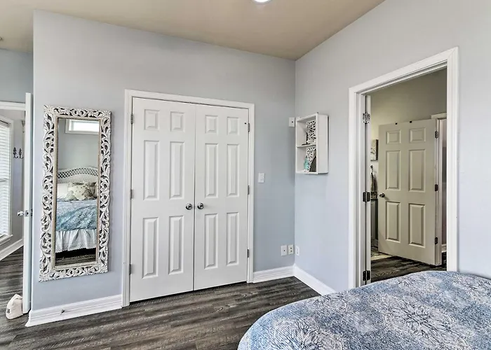 Group Getaway W/ Deck, Steps To Crystal Beach!