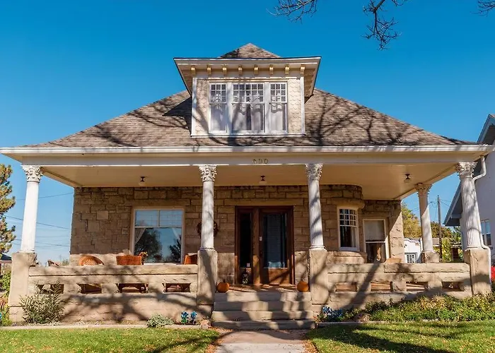 Maple House Large Vacation Home, Sleeps 10 Pet Friendly Great Location