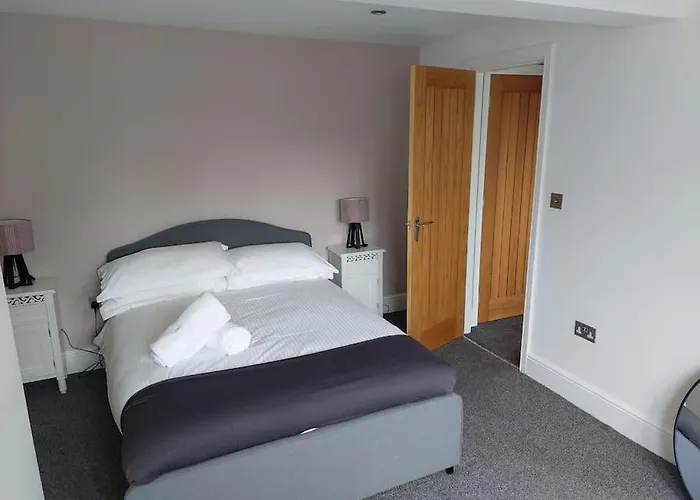 Jester Court: Central Windermere Apartment with Health Club Access