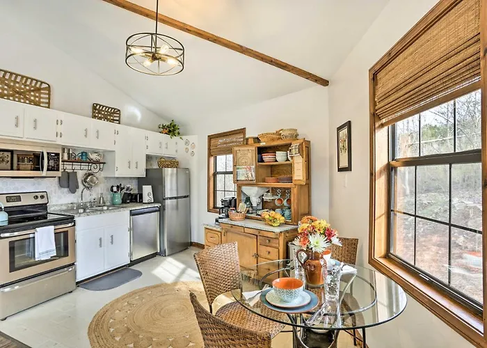 Picturesque Cottage In The Heart Of Trenton!