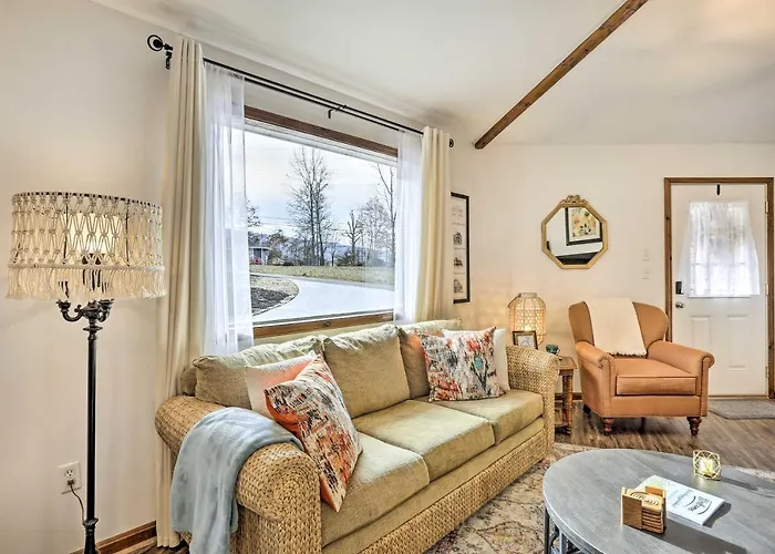 Picturesque Cottage In The Heart Of Trenton!