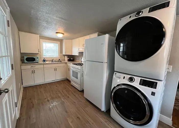 Roomy Single Bedroom With A Huge Back Yard