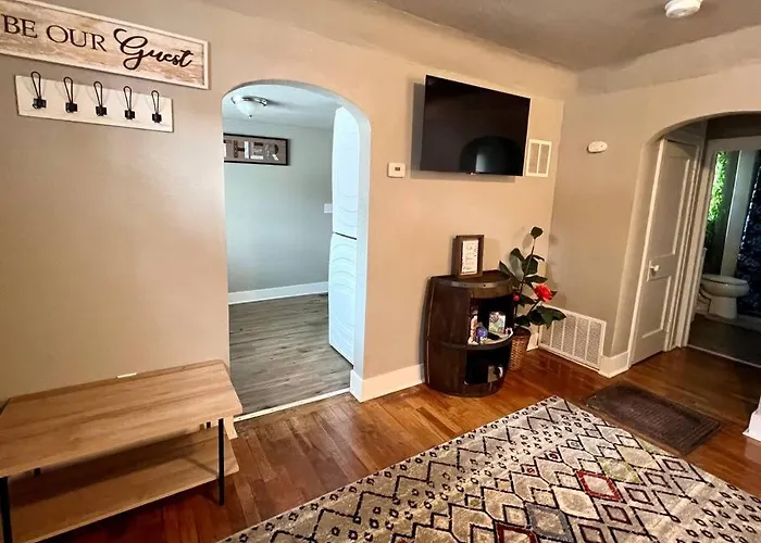 Roomy Single Bedroom With A Huge Back Yard