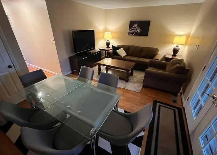 The Red Door 2-Bedroom Townhouse Near Vt & Ru