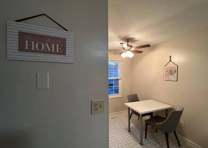The Red Door 2-Bedroom Townhouse Near Vt & Ru
