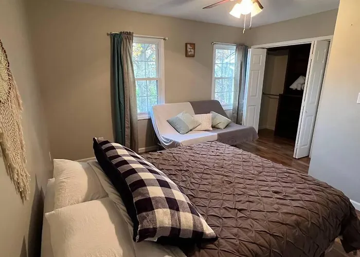 The Red Door 2-Bedroom Townhouse Near Vt & Ru