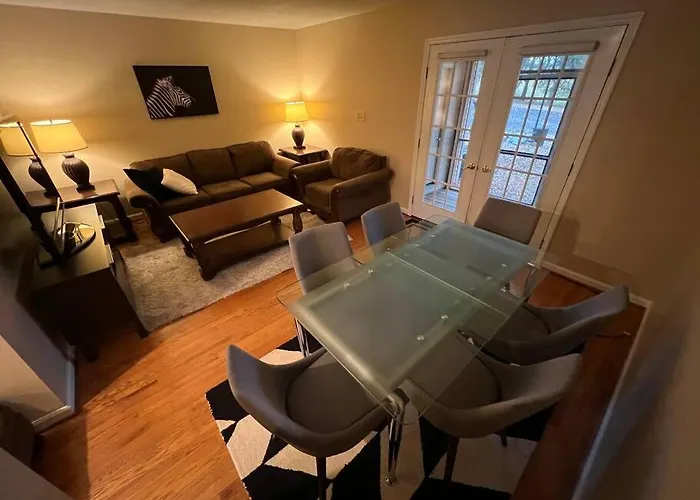 The Red Door 2-Bedroom Townhouse Near Vt & Ru