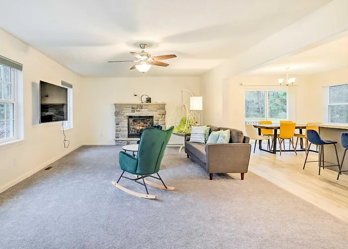 3 Mi To Kalahari: Pocono Summit Home W/ Game Room!