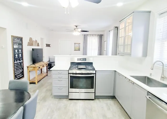 Vacation Home Minutes From Downtown, Great For Families