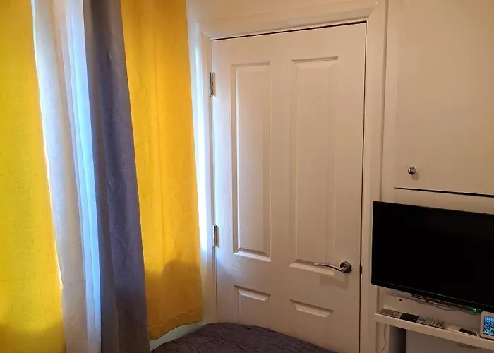 Lovely And Modern Groundfloor 1 Single Bedroom Condo With Netflix, Tea/Coffee/Biscuits