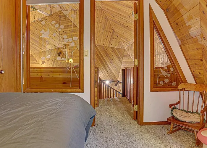 Cedar Creek Hideaway - Meredith Lodging