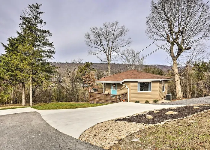 Picturesque Cottage In The Heart Of Trenton!
