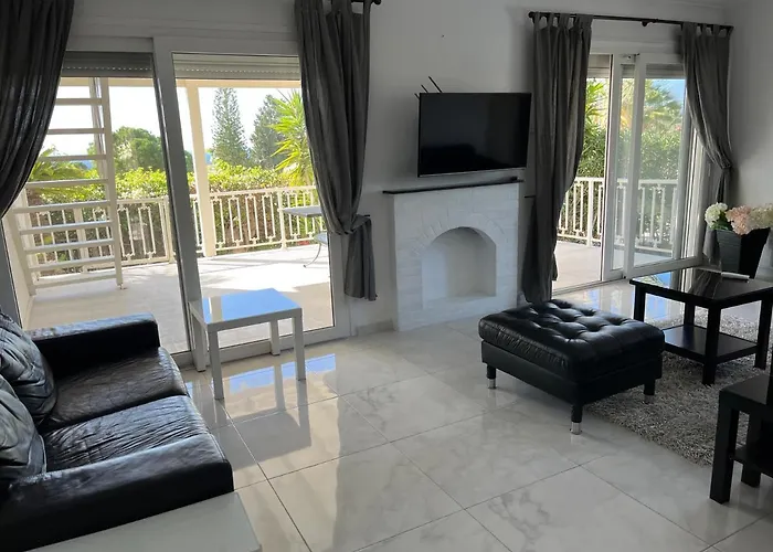 Villa Neyla Four Bedroom Coral Bay Beach Front