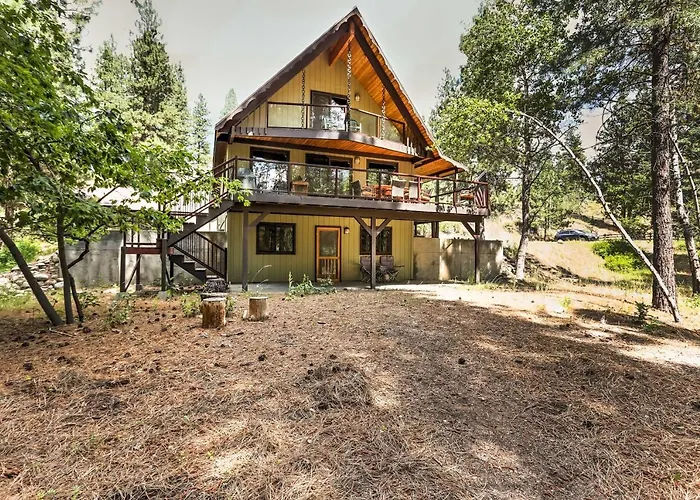 Riverside Winthrop Chalet W/ Hot Tub & 2 Decks!
