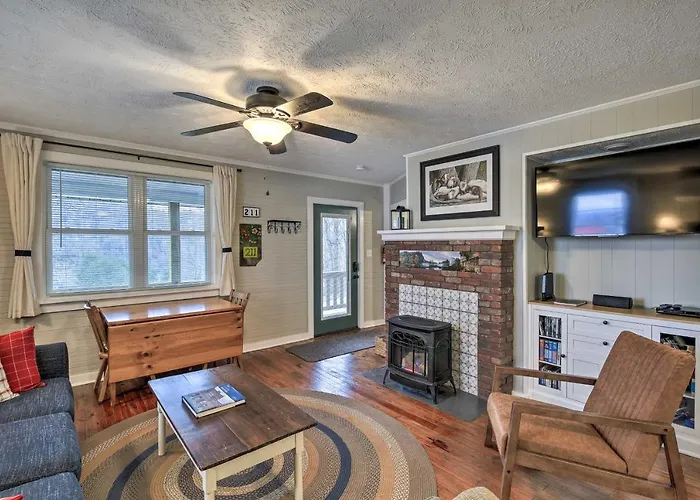 Cozy Fries Escape W/ Mountain & River Views!