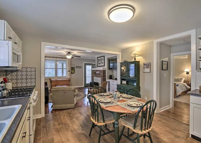 Cozy Fries Escape W/ Mountain & River Views!