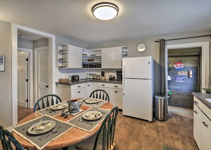 Cozy Fries Escape W/ Mountain & River Views!