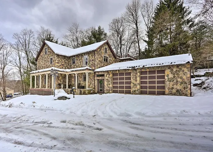 1 Mi To Lake Wallenpaupack: Spacious Poconos Villa