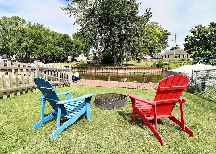 Chain O Lakes Nautical 4Bed 3Bath Waterfront With Bonus Room, Large Deck And Hot Tub