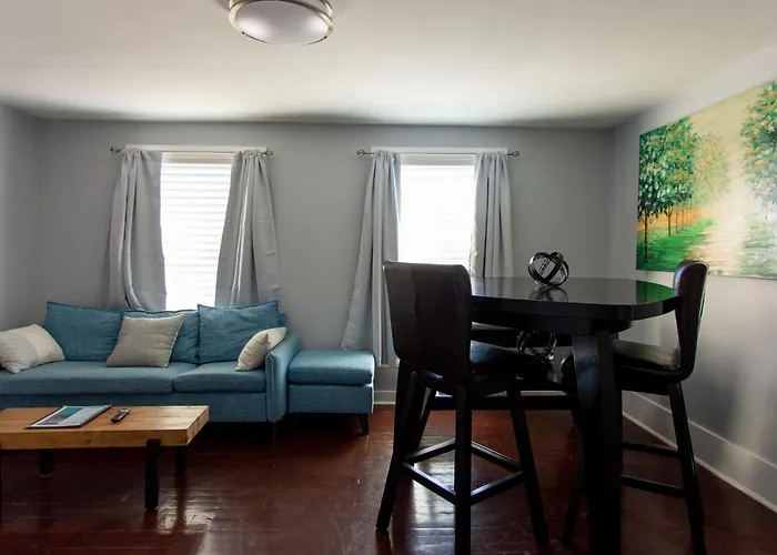 Cozy 2 Bedroom Home Minutes From Beach & Bars