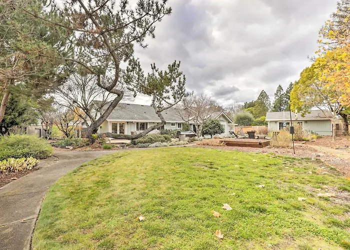 Peaceful Windsor Retreat W/ Private Hot Tub!