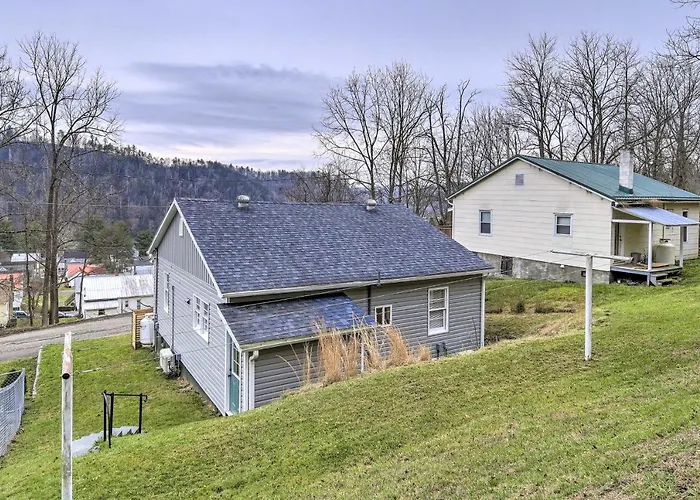 Cozy Fries Escape W/ Mountain & River Views!