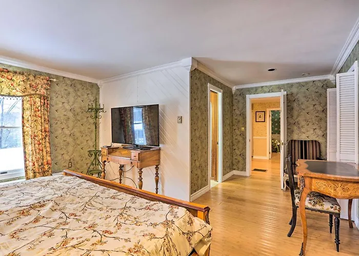 1 Mi To Lake Wallenpaupack: Spacious Poconos Villa