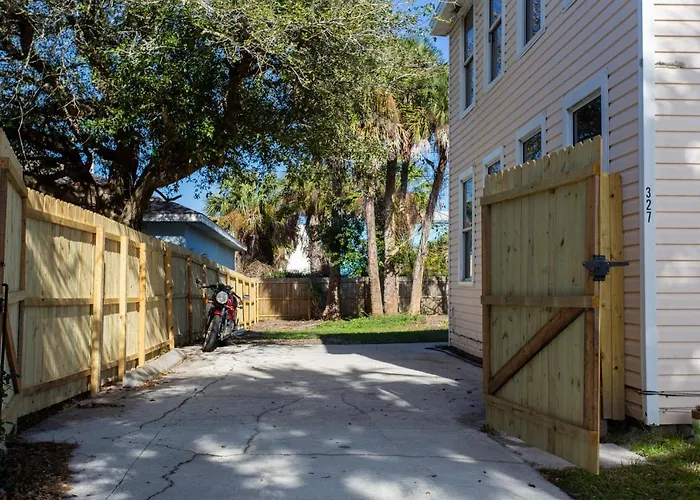 Cozy 2 Bedroom Home Minutes From Beach & Bars