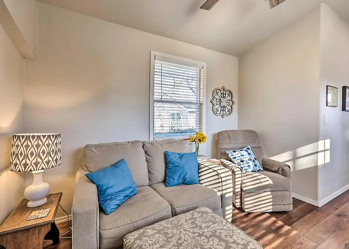 1 Mi To Dtwn Rogers: Convenient Getaway W/ Patio
