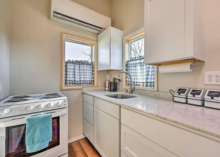 1 Mi To Dtwn Rogers: Convenient Getaway W/ Patio