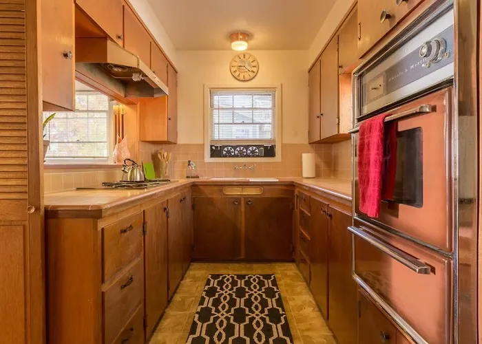 Colonial Cottage Getaway