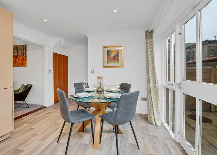 10 St Edmundsbury Mews