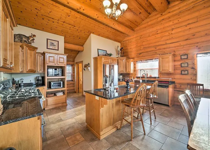 Walk To Table Rock Lake: Spacious Home W/ Deck!