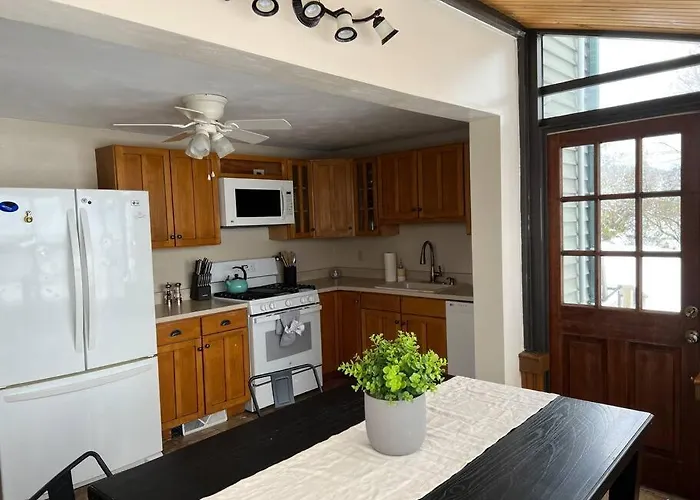 Spacious 5 Bedroom Home W/ Hot Tub