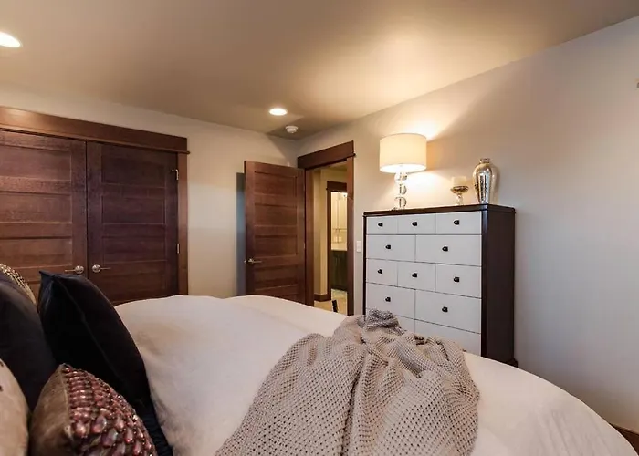 Luxury Townhome On The Park With Bridger Mtn Views
