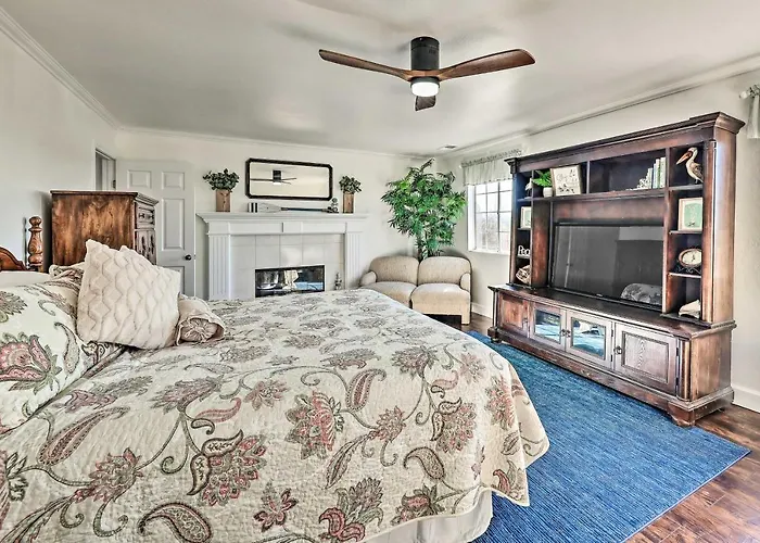 Garden, Gazebo & Fire Pit: Fallbrook Home!