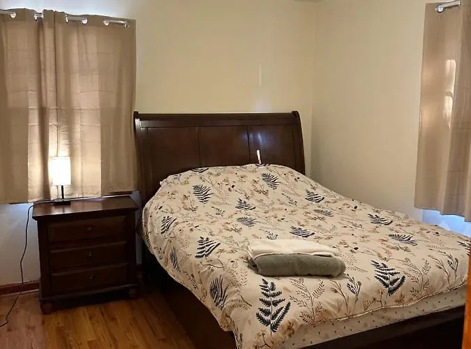 M1 Queen Size Bedroom With Desk Near Rutgers U & Hospitals