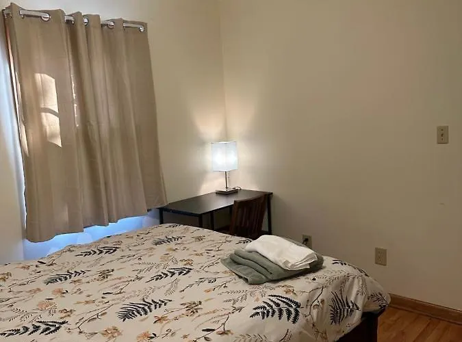 M1 Queen Size Bedroom With Desk Near Rutgers U & Hospitals