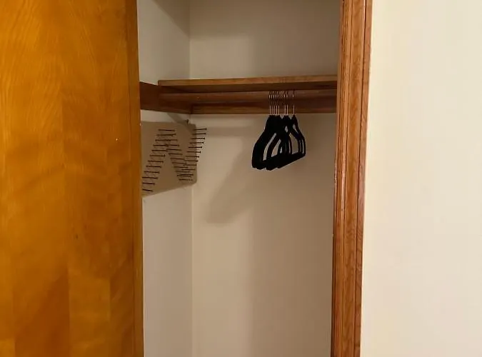 M1 Queen Size Bedroom With Desk Near Rutgers U & Hospitals