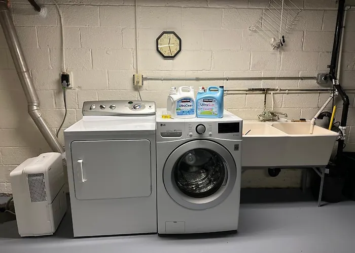 M1 Queen Size Bedroom With Desk Near Rutgers U & Hospitals
