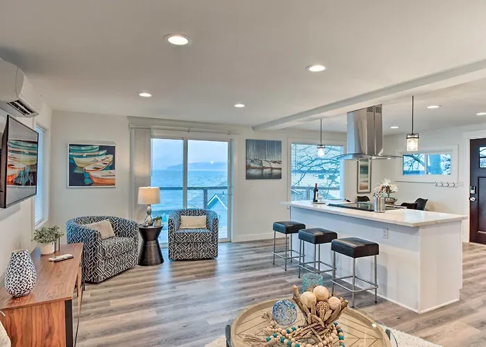 Tacoma 'Dash Point Beach Cabin' W/ Balcony!