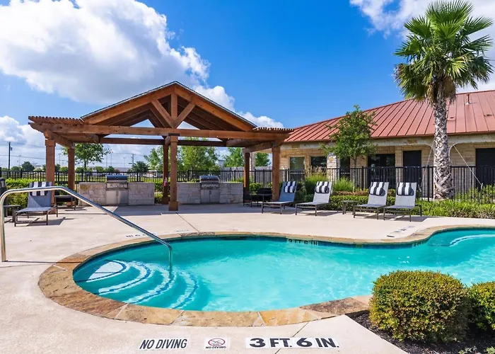 Century Stone Hill North: Bright Apartments with Gym and Pool in Pflugerville