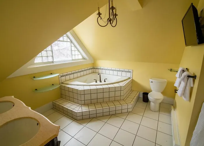 Pope House - Hist. Mansion - The Green Suite