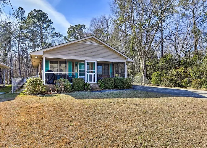Lake Waccamaw Home W/ Fenced Yard & Shared Pier!