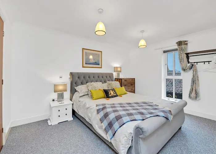10 St Edmundsbury Mews