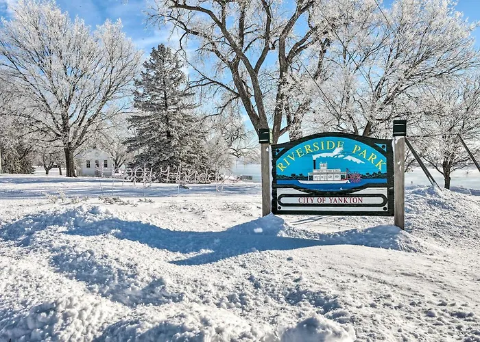 Regal River Retreat In The Heart Of Yankton!