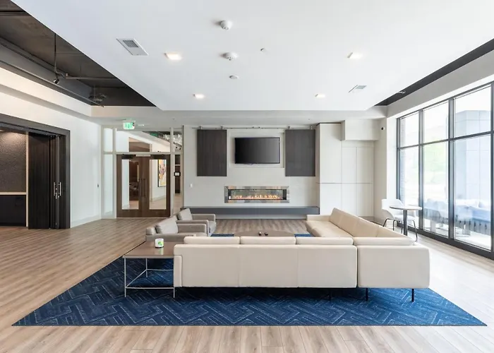 East Side Luxury 1Br Apt - Near Brady St With Balcony And Lounge - Sleeps 4