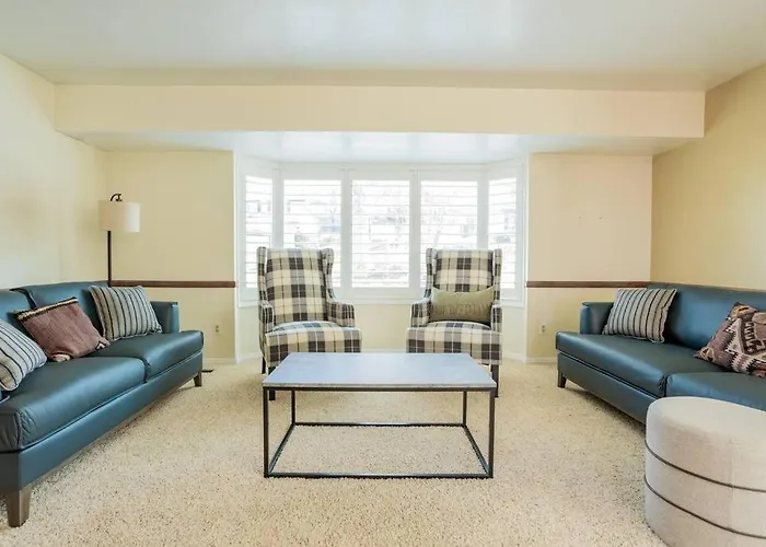 Spacious Stay Near Airport, Downtown & Ski Resorts