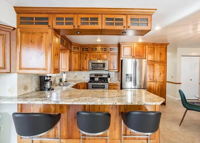 Spacious Stay Near Airport, Downtown & Ski Resorts
