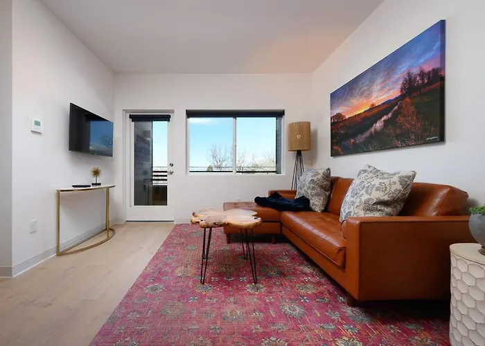 Stylish Sobo Condo - Steps To Main St